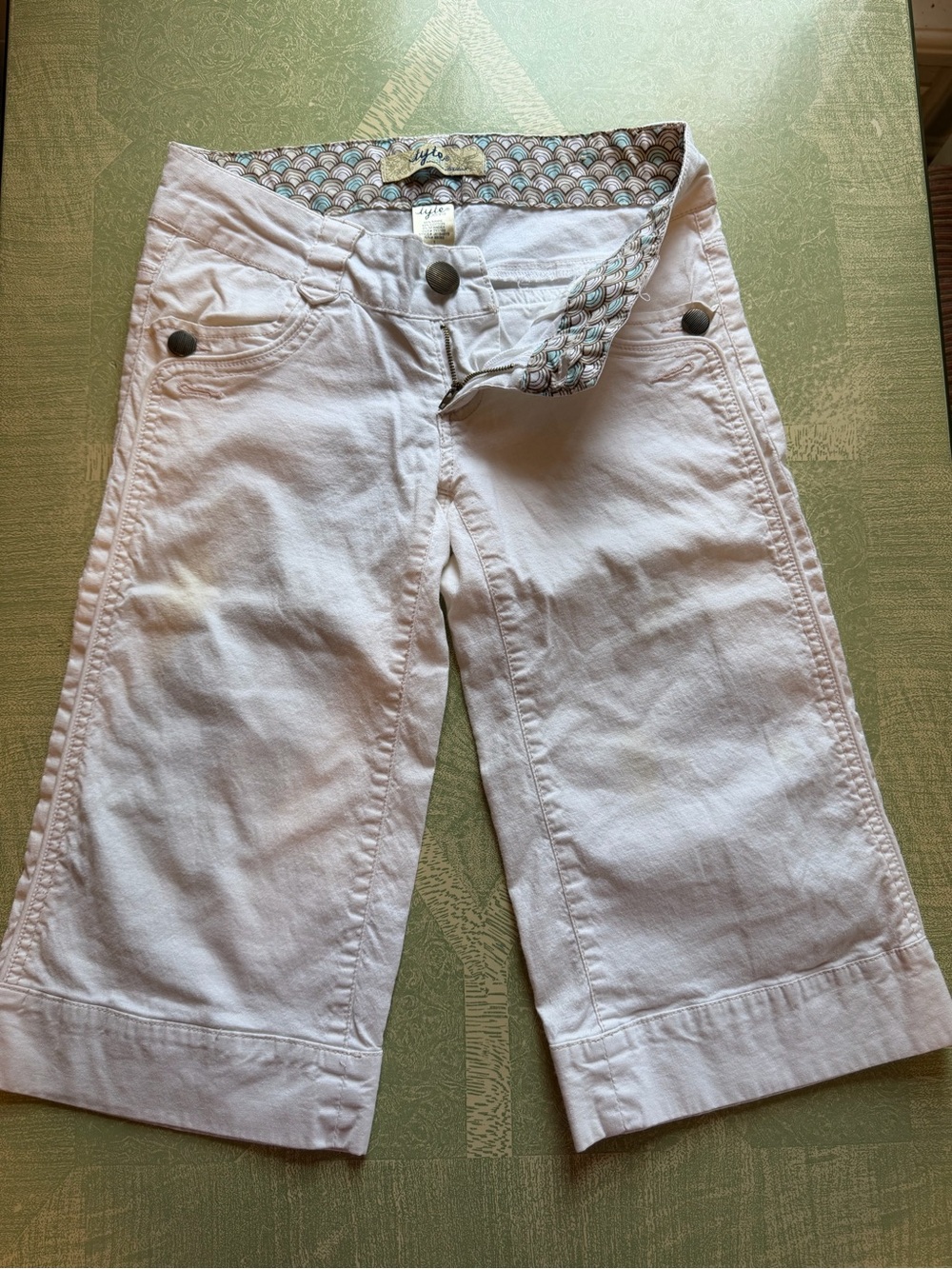 Tyte Jeans White Juniors Capris/Long Shorts size 1